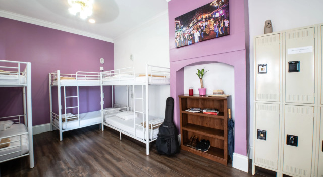Кровать в общем номере Auberge Nouvelle Orleans Hostel