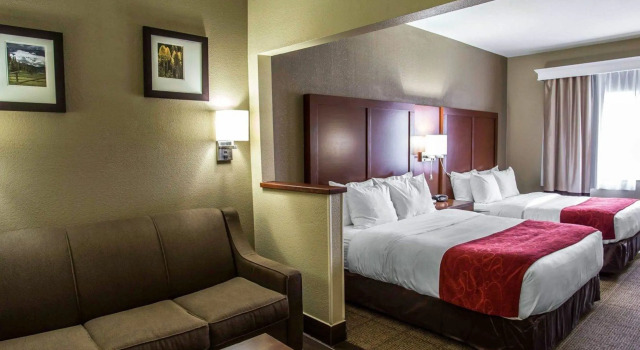 Четырёхместный люкс Comfort Suites Fort Collins Near University