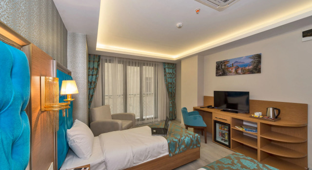 Четырёхместный номер Deluxe Grand Palace Hotel