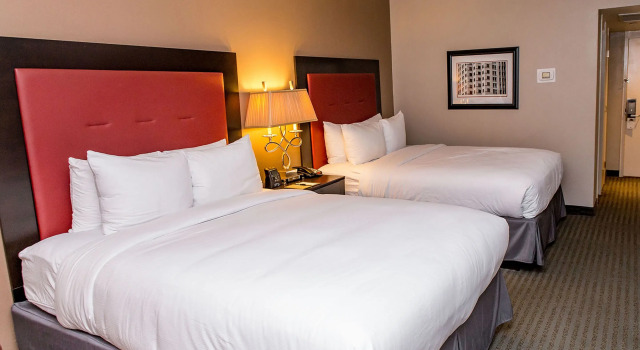 Четырёхместный номер Standard DoubleTree by Hilton Hotel Raleigh Brownstone University