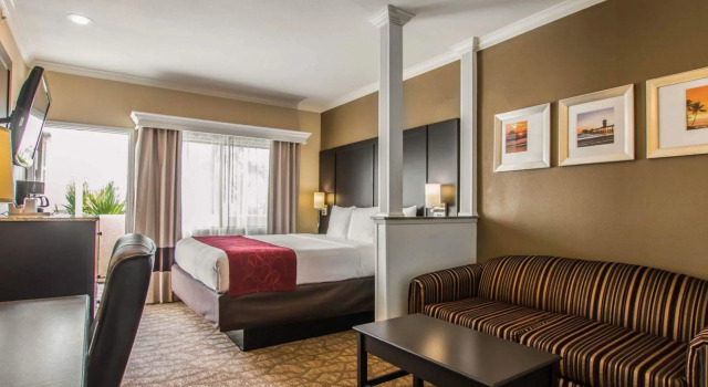 Двухместный люкс с балконом Comfort Inn & Suites Huntington Beach
