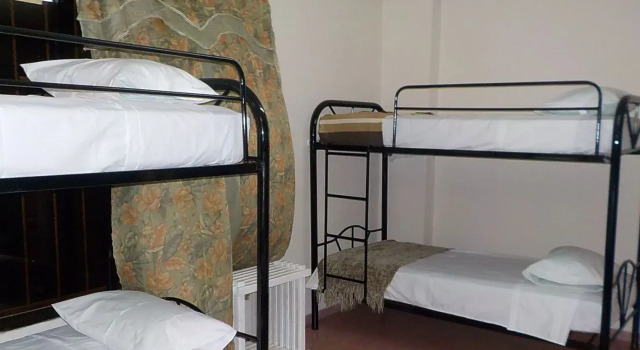 Кровать в общем номере Hostal Mision Catracha