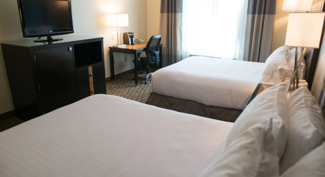 Четырёхместный номер Standard Holiday Inn Express Hotel & Suites Chanhassen by IHG