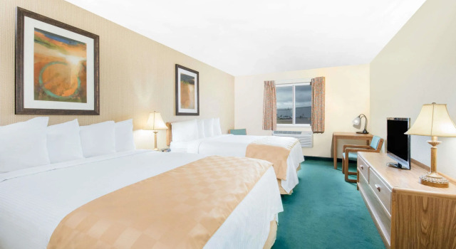 Четырёхместный номер Standard Days Inn & Suites by Wyndham Fargo 19th Ave/Airport Dome