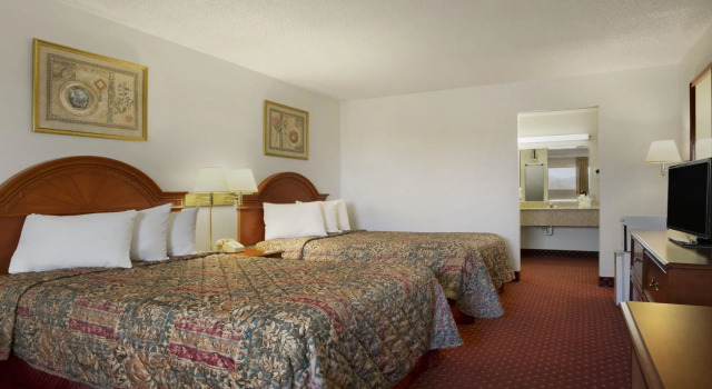 Четырёхместный номер Standard Days Inn by Wyndham Huntington