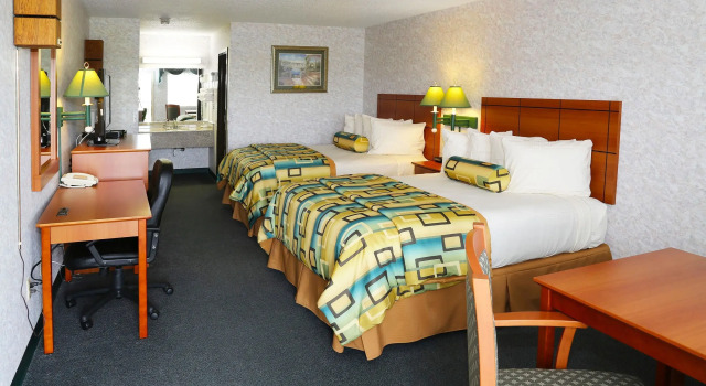Четырёхместный номер Standard Magnuson Hotel Howell/Brighton