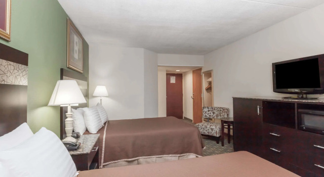 Четырёхместный номер Standard Howard Johnson by Wyndham Newark Airport