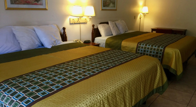 Четырёхместный номер Deluxe Texas Inn and Suites RGV