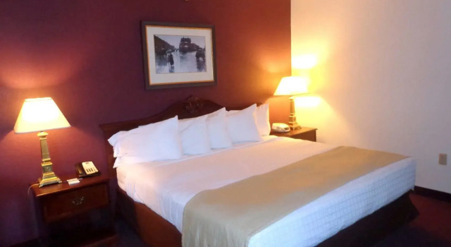 Двухместный номер Standard AmericInn by Wyndham Marshall