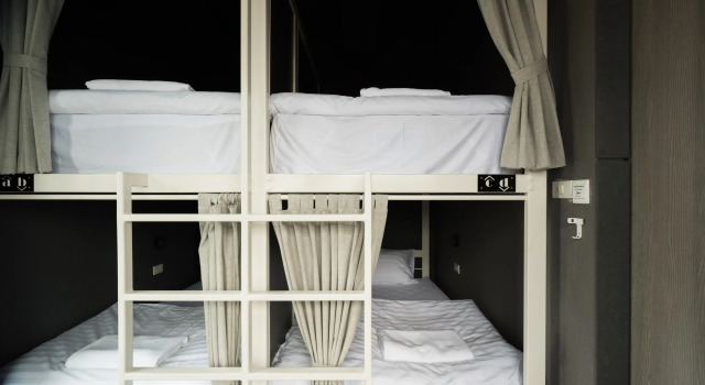 Кровать в общем номере Issara by D Hostel
