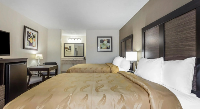 Четырёхместный номер Standard Quality Inn Aberdeen