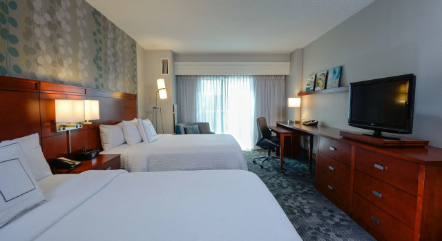 Четырёхместный номер Standard oceanfront Courtyard by Marriott Ocean City Oceanfront