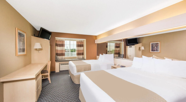 Четырёхместный номер Standard Microtel Inn & Suites by Wyndham Independence