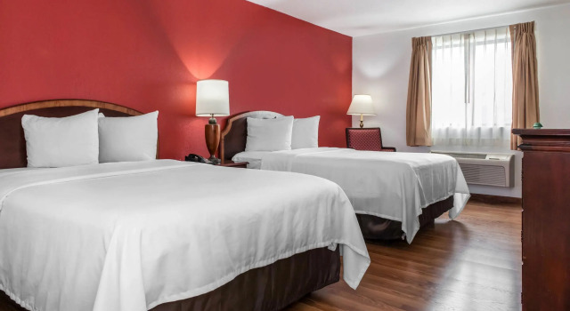 Четырёхместный номер Standard Days Inn and Suites by Wyndham Hammond, IN