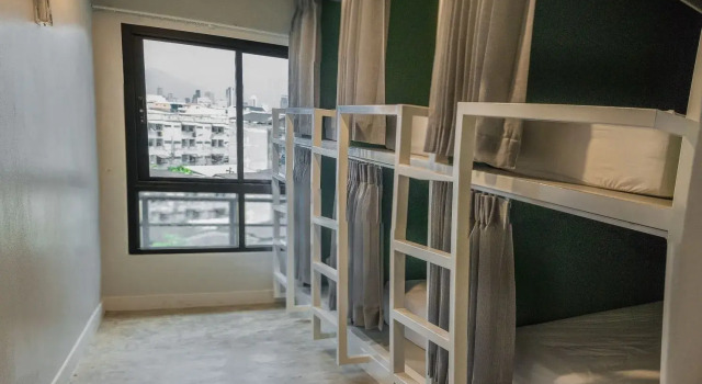 Кровать в общем номере Yaks House Hostel