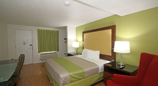 Четырёхместный номер Standard Econo Lodge Airport near Billy Graham Parkway