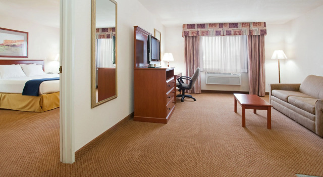 Двухместный люкс Holiday Inn Express & Suites Farmington Bloomfield by IHG