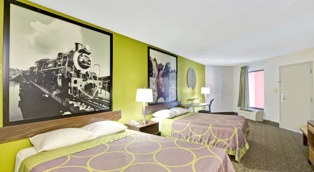 Vierer Suite Super 8 by Wyndham Gainesville