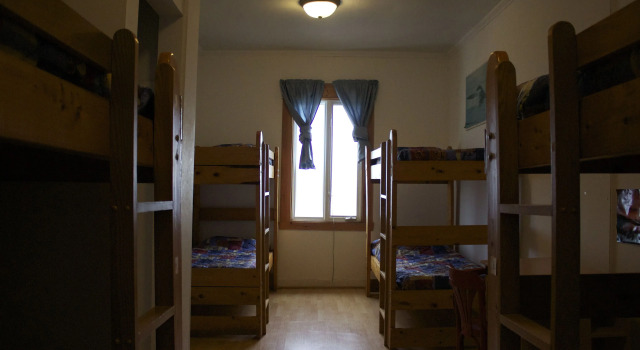 Кровать в общем номере Le Carabobo auberge Forillon