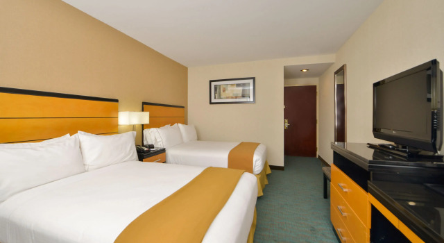 Четырёхместный номер Standard Holiday Inn Express Kennedy Airport