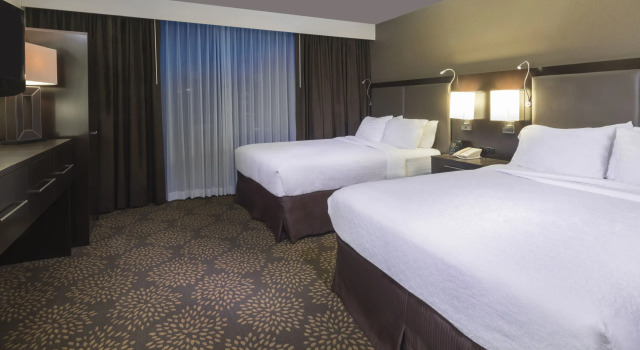 Четырёхместный номер Standard Holiday Inn and Suites Phoenix Airport North by IHG