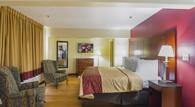 Люкс Red Roof Inn & Suites Fayetteville-Fort Bragg