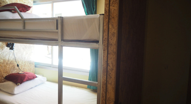 Кровать в общем номере Chaokoh Dorm Room