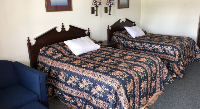 Четырёхместный номер Standard Ozark Inn & Suites