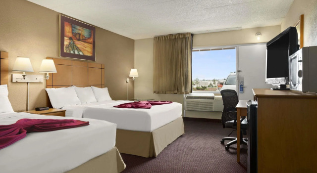 Четырёхместный номер Standard Kings House Motor Hotel, a Dazzler Select by Wyndham