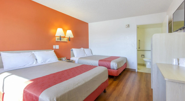 Четырёхместный номер Standard Motel 6-Phoenix, AZ - Airport - 24th Street