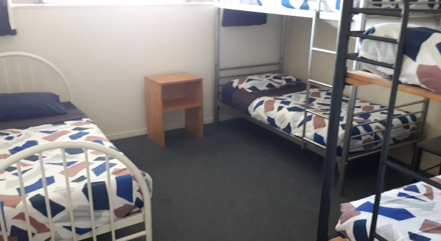 Кровать в общем номере Hat Trick Lodge
