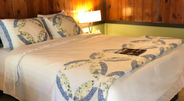Двухместный номер Standard с балконом Riverside Lodge at Chimney Rock