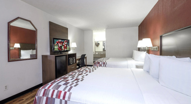 Четырёхместный номер Deluxe Red Roof Inn Edgewood