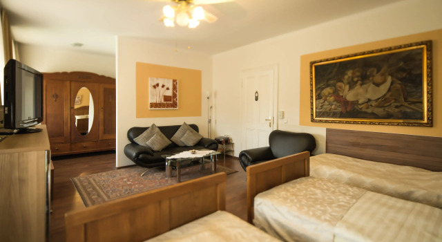 Трёхместный номер Standard Hotel Carlton Mayfair