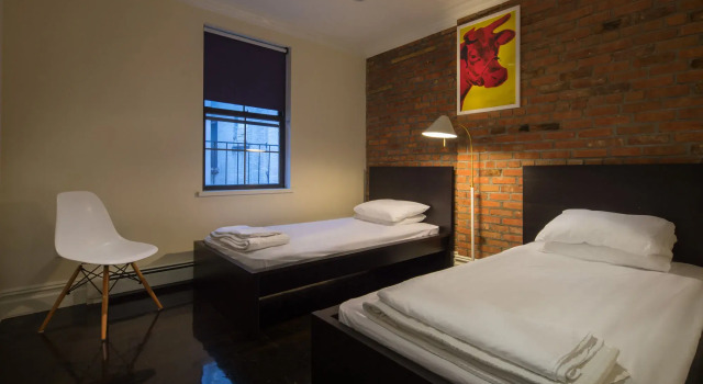 No Frills Private Home: East Village, Забронировать Отель Ист-Виллидж - Нижний Ист-Сайд Нью-Йорк, рядом с Leica Photographic Gallery