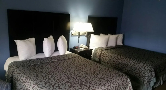 Четырёхместный номер Standard Days Inn & Suites by Wyndham Peachtree Corners Norcross