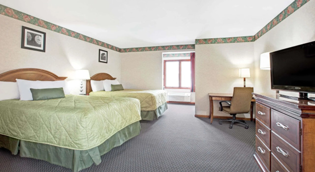 Четырёхместный номер Standard Ramada by Wyndham Flemington