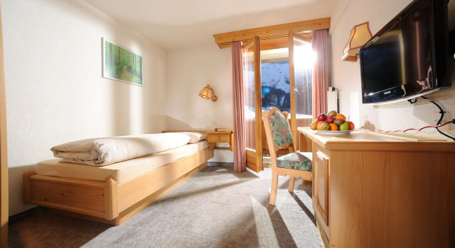 Одноместный номер Standard с балконом и с красивым видом из окна Swiss Family Hotel Alphubel
