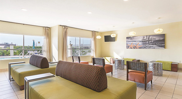 La Quinta Inn & Suites by Wyndham Mathis, Reserva ahora Hotel Hoteles en Mathis con piscina, cerca de Paiz Park, Piscina
