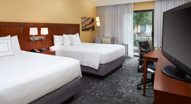 Четырёхместный номер Standard Courtyard Kansas City Overland Park/Metcalf, South of College Boulevard