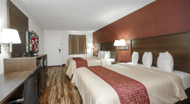 Четырёхместный номер Deluxe Red Roof Inn Edgewood