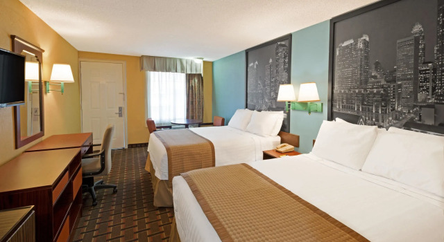 Четырёхместный номер Standard Rodeway Inn Charlotte Airport Area
