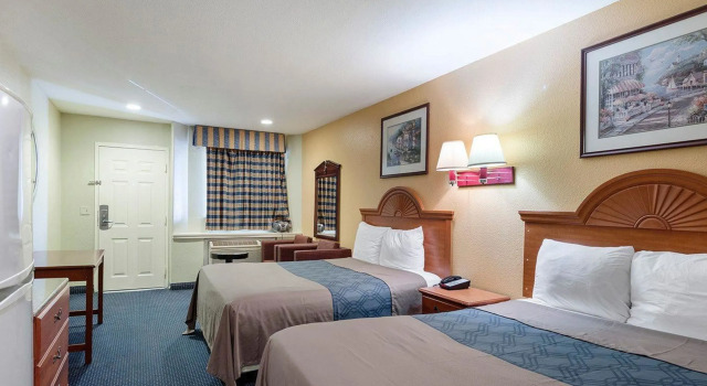 Четырёхместный номер Standard Rodeway Inn South Houston