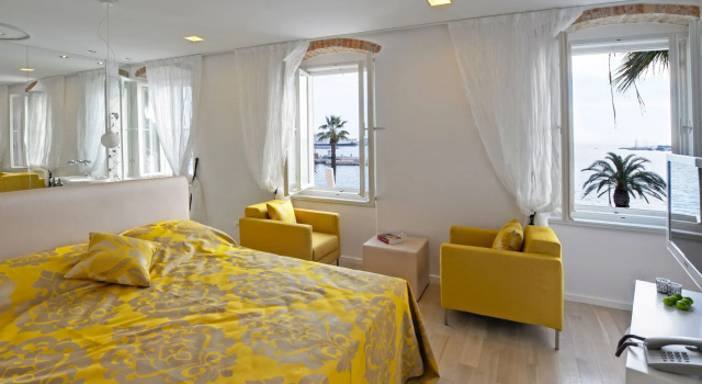 Полулюкс с видом на море Riva Luxury Suites