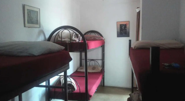 Кровать в общем номере Fourways Youth Hostel