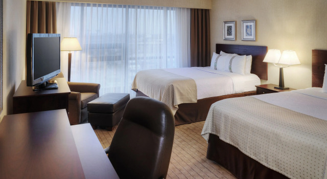 Четырёхместный номер Standard Holiday Inn Toronto Airport East by IHG