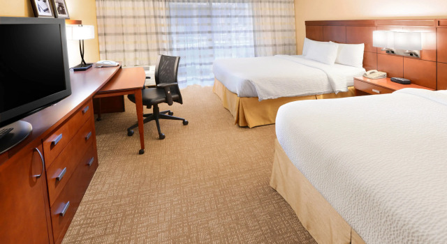 Четырёхместный номер Standard Courtyard by Marriott Dallas Arlington Entertainment District