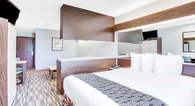 Люкс Microtel Inn and Suites by Wyndham Columbus North
