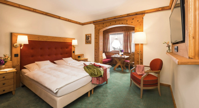 Двухместный номер Comfort с видом на город Alpenjuwel Parkhotel Wallgau 4 Sterne Superior Genusshotel mit Spa feinster Kulinarik & Golf Ihr Rückzugsort inmitten der Alpen mit Tradition und Eleganz