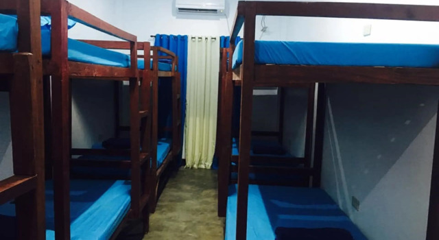 Кровать в общем номере Tres Islas Hostel